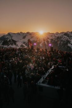 Après-ski at a sundowner event, timed perfectly with the sunset — what more could you want?