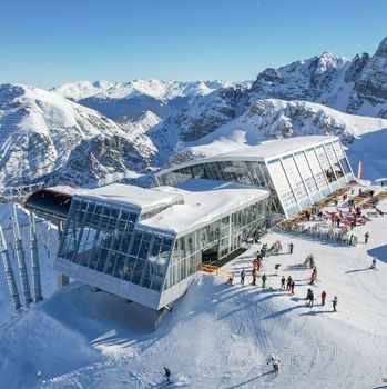 The “Hoadl Haus” at 2,300 meters is transformed into the “Hoadl Rave” for Skigaudi.