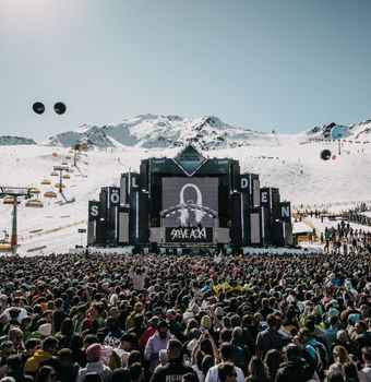 Auf 2.500 Metern Höhe zu den Beats von weltbekannten DJs beim Electric Mountain Festival tanzen.