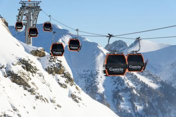 In knalligem Orange erstrahlen die Gondeln der neuen Schlossalmbahn.