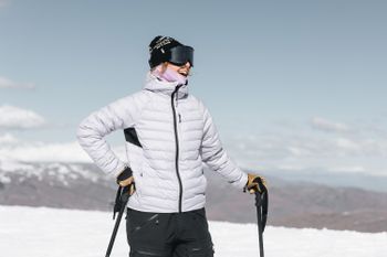 Ein Must-have der neuen Winterkollektion ist die Atmos Wool x Down Jacke.