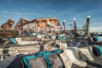 In der Kristallhütte, dem sicher coolsten Restaurant am Berg, genießt du den frühen Nachmittag bei lässiger Musik.