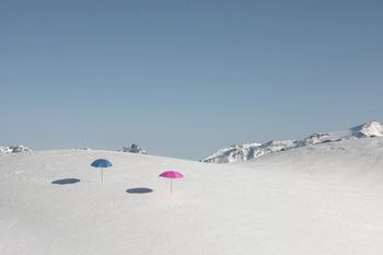 Sonne satt, Sonnenschirm aufgespannt und freie Sicht auf verschneite Gipfel: So geht Ski-laxing in Tirol!