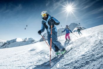 Kinder und Jugendliche fahren samstags am Kitzsteinhorn für 10 Euro Ski.