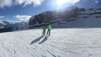 Bereits um 7.15 Uhr kann man noch bis Ostermontag am Ifen in den Skitag starten.