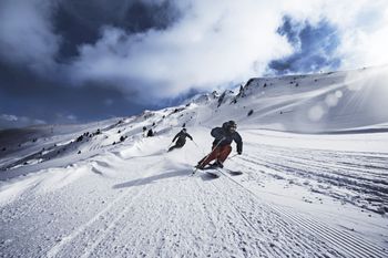 Ziehe deine Schwünge in den frisch präparierten Pisten des Hochzeigers!