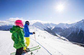 Perfekte Aussicht: Auf den Pisten von Ratschings-Jaufen genießen Wintersportler weite Schwünge und ein Panorama bis tief ins Tal.