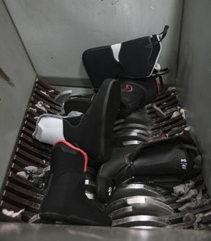 Die kaputten Skischuhe werden zerlegt und in wertvolle Rohstoffe umgewandelt.