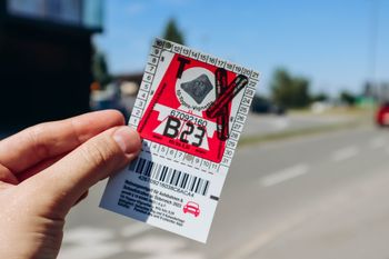 Wer nach Österreich in den Skiurlaub will, der benötigt auf der Autobahn eine Vignette.