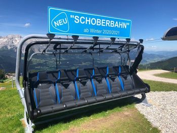 Die Sommergäste auf der Reiteralm können in einem der neuen Sessel bereits Probesitzen.