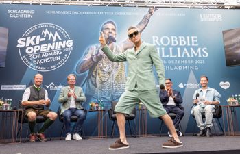 Robbie Williams wird am 7. und 8. Dezember im Planai Stadion auftreten.