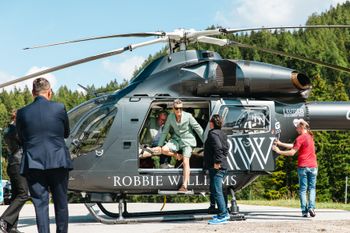 Robbie Williams came to the press conference on the Reiteralm by helicopter.