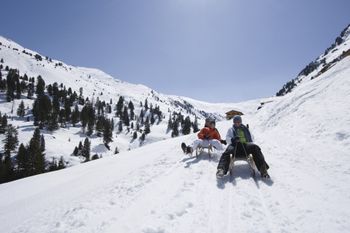 Auf der Rodelbahn Hochfügen geht's rasant bergab.