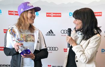 Viktoria Rebensburg (l.) und Martha Schultz hatten bei der Preisverleihung in der Sportresident Zillertal viel Spaß.
