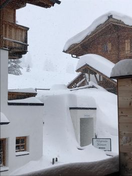 Zwischen den Ferienwohnungen in Silberleiten in der Zillertal Arena türmt sich der Schnee meterhoch.