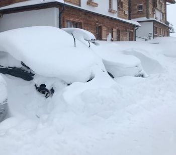 Autos versinken im Schnee.
