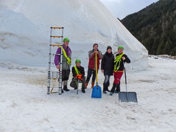 Das fünfköpfige Schneemann-Team um Gerhard Peer.