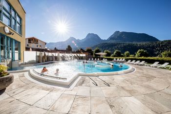 Vom Aussenbecken des Bogn Engiadina aus genießt du eine herrliche Aussicht auf die umliegende Bergwelt.