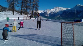 Spaß für Groß und Klein auf dem Eisfeld in Ftan.