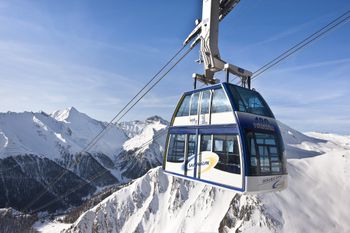 Mit der Doppelstockbahn startest du in das Skigebiet Samnaun.
