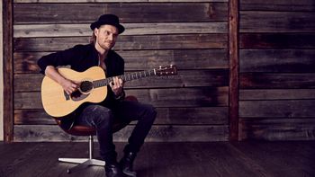 Beim Easter Concert zieht Johannes Oerding die Wintersportler mit seiner einzigartigen Stimme und viel Gefühl in seinen Bann.