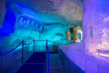 Auf dem Weg durch den beeindruckenden Eispavillon