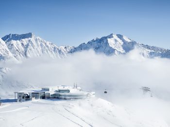 An der Bergstation Eisgrat erwarten dich nicht nur perfekt präparierte Pisten, sondern auch ein traumhaftes Panorama.