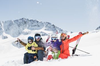 Beim BIG Family Ski-Camp am Stubaier Gletscher erwartet Kids ein abwechslungsreiches Wochenprogramm.