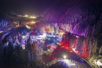 Beleuchtet mit Fackeln und Laternen führt der Weg bei der Winterwandernacht durch die abendliche Winterlandschaft.