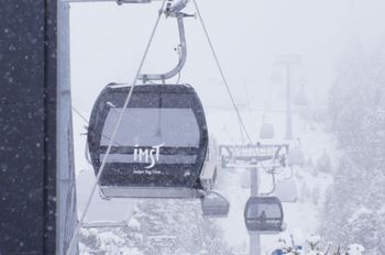 Mit einer Geschwindigkeit von 6 Metern pro Sekunde befördert die neue UAlm-Bahn Wintersportler in nur 8 Minuten von der Tal- zur Mittelstation.