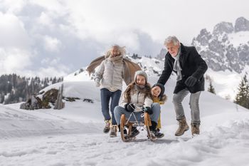 Mit Oma und Opa macht das Rodeln gleich noch mehr Spaß!