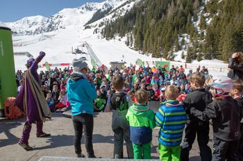 Am Sonntag ist das Kinderprogramm von ORF eins in Hochfügen zu Gast.