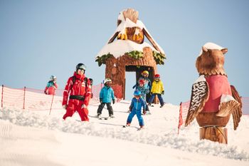 Im Skikurs sind die ersten Schwünge auf zwei Brettern schnell gemeistert.