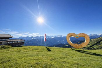 Der neue herzförmige Fotopoint auf der Wonnenalm lädt dazu ein Urlaubsmomente festzuhalten.