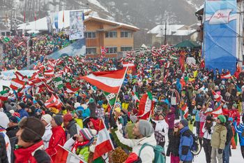 Die Fans fiebern im Zielareal an der Zwölferkogel Talstation mit.