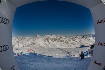 Hier müssen alle hinunter: Blick der Rennläufer aus dem Starthaus auf die Piste.