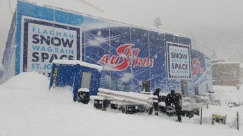 Im dichten Schneetreiben wurde die Tribüne für die Zuschauer fertig aufgebaut.
