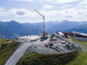 Im Sommer 2017 laufen die Arbeiten an der neuen Bergstation Schlossalm-Bahn auf Hochtouren. Hierf&uuml;r wurde eigens eine Materialseilbahn errichtet.