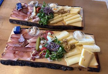 Auf der UALM können regionale Schmankerl genossen werden.