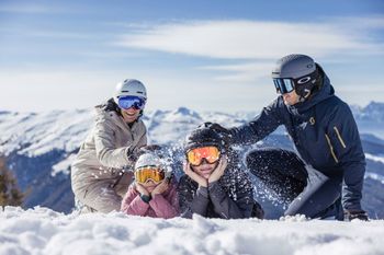 Vor allem an Ostern lohnt sich ein Familien-Skiurlaub im Ski Juwel besonders.