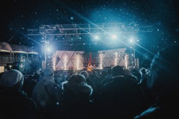 Mehr als 60 DJs sorgen bei RaveOnSnow in Saalbach für Partystimmung.
