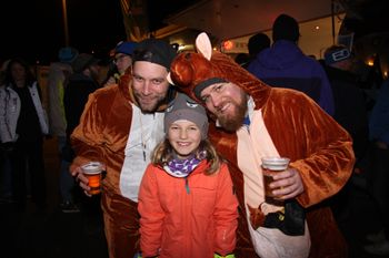 Egal ob mit Bärenkostüm oder dicker Mütze - warm eingepackt war jeder Besucher beim Bergfestival.