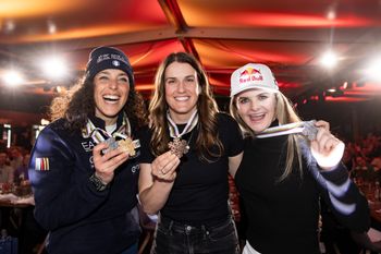Strahlende Gesichter bei den Medaillengewinnerinnen: Federica Brignone, Paula Moltzan und Alice Robinson.