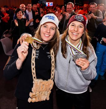 Gold für Camille Rast, Silber für Wendy Holdener.