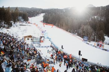 Mehrere Tausend Zuschauer fiebern im Ziel mit.