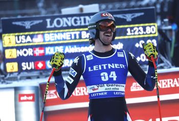 Bryce Bennett stahl den Favoriten die Show und raste zum Sieg auf der verkürzten Saslong-Abfahrt.