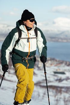 Die 3L Post-Consumer Nylon Jacket verfügt über eine geschützte Brusttasche, die beispielsweise dein Handy warm und trocken hält.