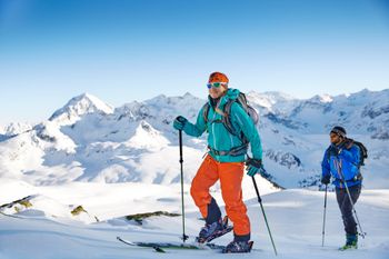 Kühtai im Sellraintal bietet Skitourengehern zahlreiche Möglichkeiten, unberührte Schneelandschaften zu entdecken.