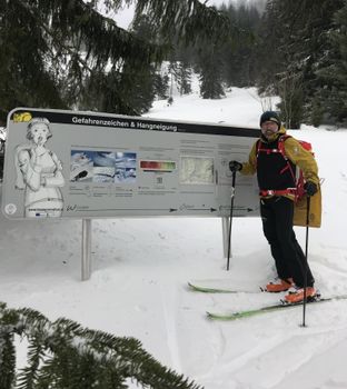 Auf der Tour zur Loibersbacher Höhe gibt es sieben Lehrtafeln mit Infos rund ums Tourengehen.