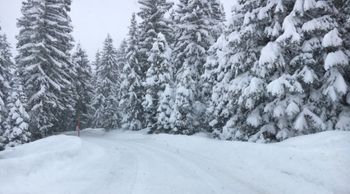 Winterliche Straßenverhältnisse: Am Gerlospass sind Schneeketten oder Allrad in diesen Tagen unabdingbar.